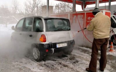 Mycie samochodu zimą — czy to dobry pomysł? Szkoła Jazdy Bytom wyjaśnia: