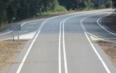 Linie znajdujące się na powierzchni drogi — co oznaczają? Szkoła Nauki Jazdy EXPERT z Bytomia wyjaśnia: