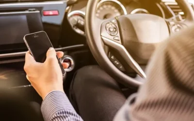 Dlaczego nie wolno używać telefonu podczas jazdy? Bezpieczeństwo, przepisy i realne zagrożenia