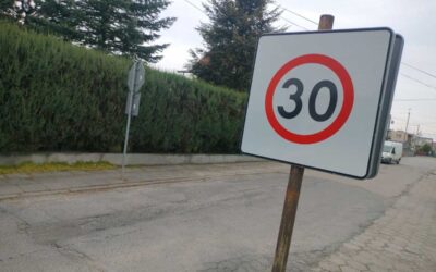 Znak B-43 i ograniczenie prędkości. Wielu kierowców nie wie, że skrzyżowanie nie odwołuje tego znaku. Uważaj na wysokie mandaty