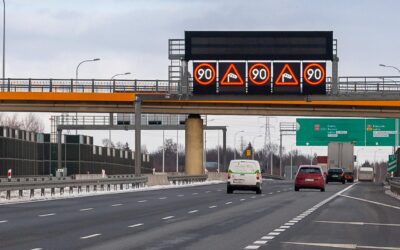 Znaki o zmiennej treści na autostradzie i drodze ekspresowej. Co oznacza czerwony „X”?